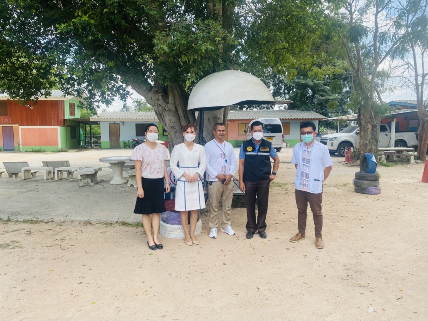 สำรวจพื้นที่ เพื่อทำถนนในโรงเรียนได้รับความอนุเคราะห์จากกรมทางหลวง