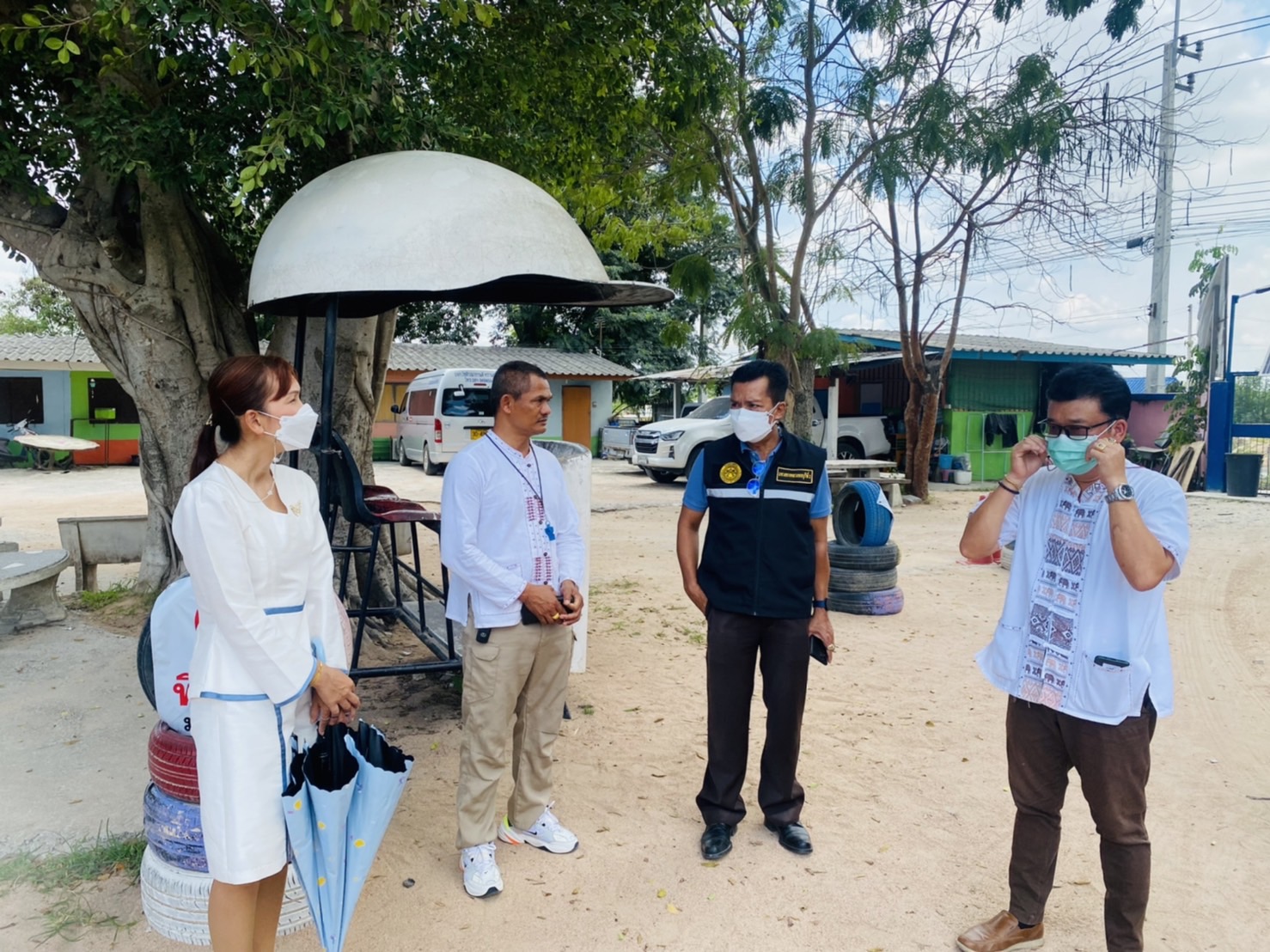 สำรวจพื้นที่ เพื่อทำถนนในโรงเรียนได้รับความอนุเคราะห์จากกรมทางหลวง